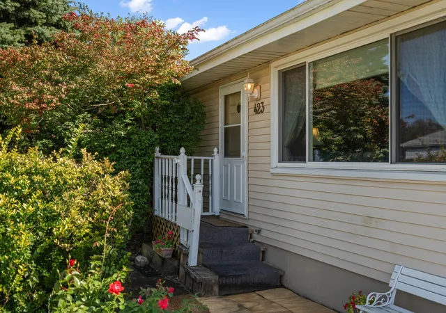 Photo 3 of Single family home for sale at 423 Stratford Ln, Schererville, IN 46375 | MLS# 846536 | Listing updated on 2026-10-08