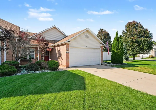 Photo 2 of Townhouse for sale at 452 Edgewater Dr, Hobart, IN 46342 | MLS# 846524 | Listing updated on 2026-10-08