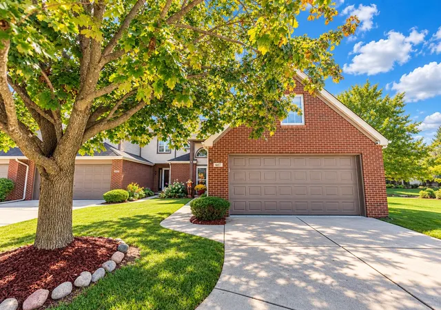 Photo 2 of Townhouse for sale at 607 W 93rd Court, Crown Point, IN 46307 | MLS# 846803 | Listing updated on 2026-10-23