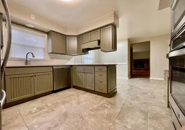 Photo 3 of Single family home for sale at 2505 Dorset Dr, Valparaiso, IN 46383 | MLS# 846410 | Listing updated on 2026-10-06