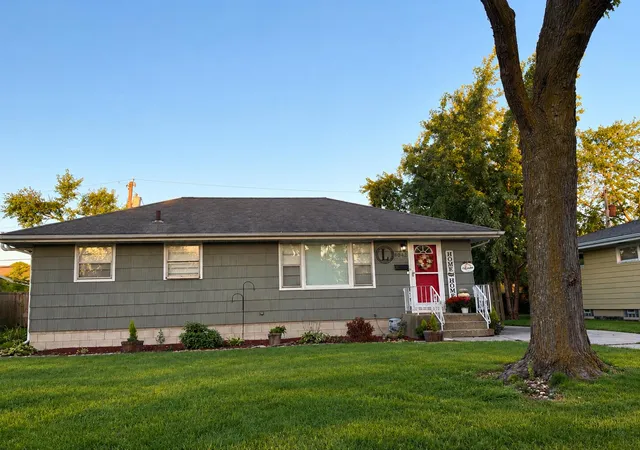 Single family home for sale at 8042 Tapper Ave, Munster, IN 46321 | MLS# 846416