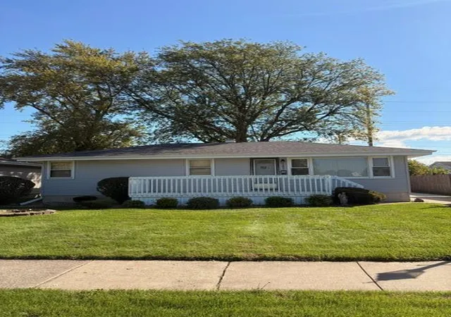 Photo 2 of Single family home for sale at 9851 Delaware Pl, Highland, IN 46322 | MLS# 846464 | Listing updated on 2026-10-07
