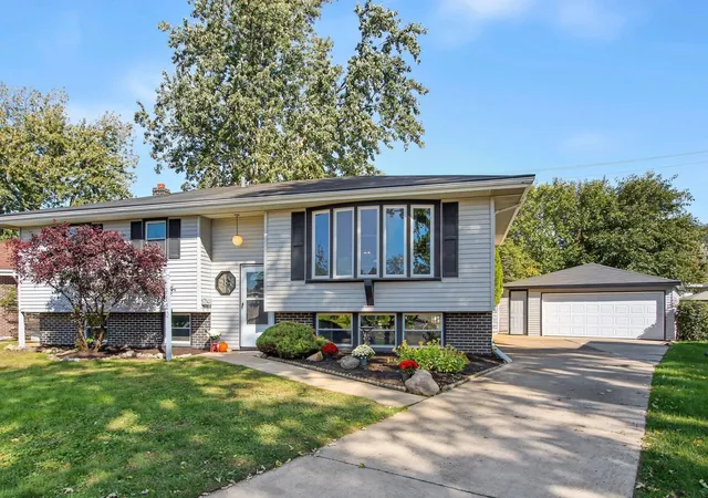 Photo 2 of Single family home for sale at 9120 Prairie Ave, Highland, IN 46322 | MLS# 846512 | Listing updated on 2026-10-08