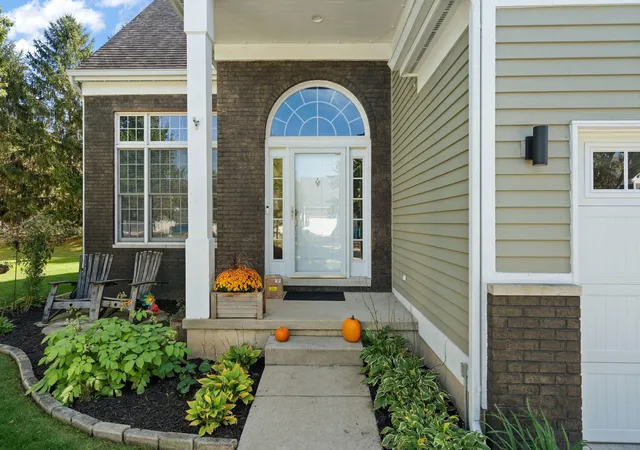 Photo 3 of Single family home for sale at 817 Olde Towne Sq, Chesterton, IN 46304 | MLS# 846592 | Listing updated on 2026-10-10