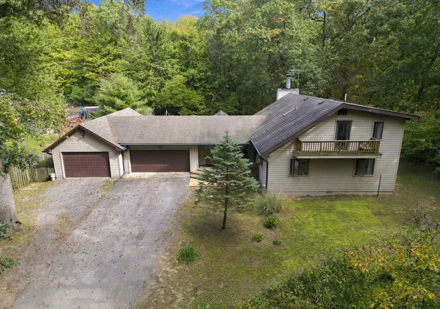 Photo 1 of Single family home for sale at 140 S Oxford Ave, Beverly Shores, IN 46301 | MLS# 846656 | Listing updated on 2026-10-10