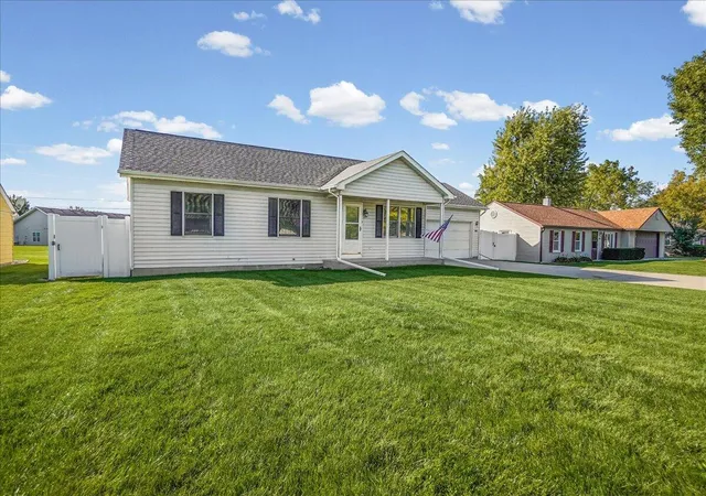 Photo 3 of Single family home for sale at 8404 Ellsworth Pl, Merrillville, IN 46410 | MLS# 846598 | Listing updated on 2026-10-09