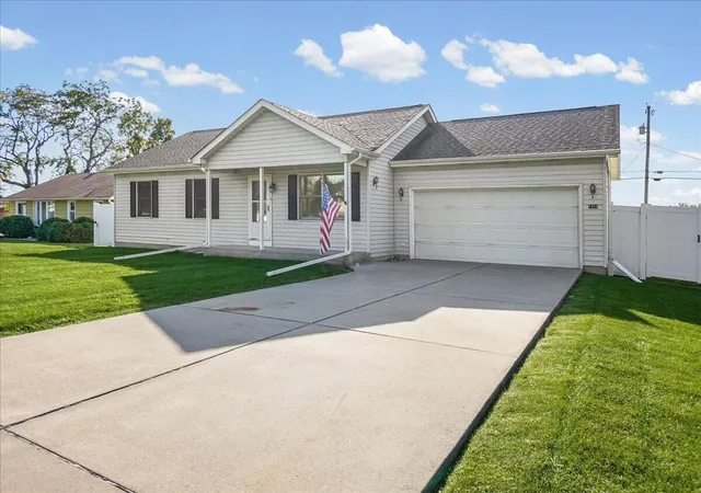 Photo 3 of Single family home for sale at 8404 Ellsworth Pl, Merrillville, IN 46410 | MLS# 846598 | Listing updated on 2026-10-09