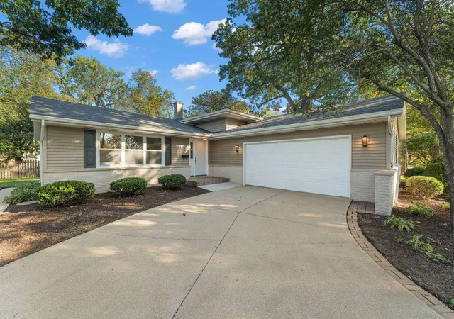 Photo 1 of Single family home for sale at 9213 Birch Dr, Munster, IN 46321 | MLS# 846667 | Listing updated on 2026-10-10