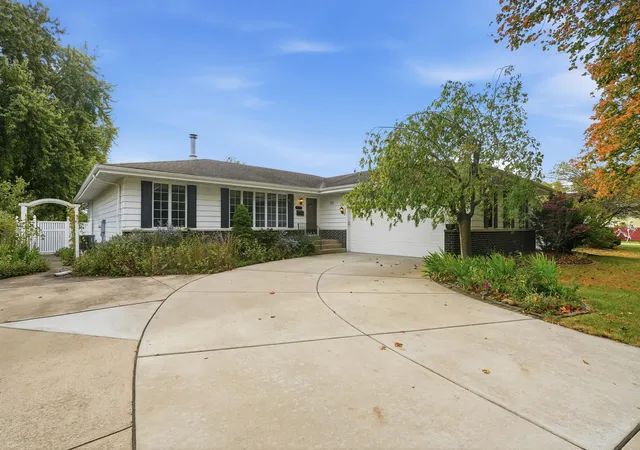 Single family home for sale at 9107 Chestnut Ln, Munster, IN 46321 | MLS# 846999