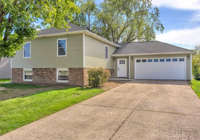 Photo 1 of Single family home for sale at 1717 W 98th Place, Crown Point, IN 46307 | MLS# 846770 | Listing updated on 2026-10-14