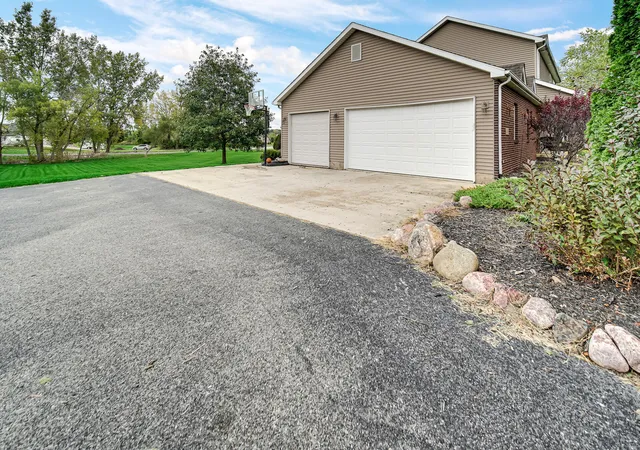 Photo 3 of Single family home for sale at 649 Yellowstone Dr, Hebron, IN 46341 | MLS# 846727 | Listing updated on 2026-10-13