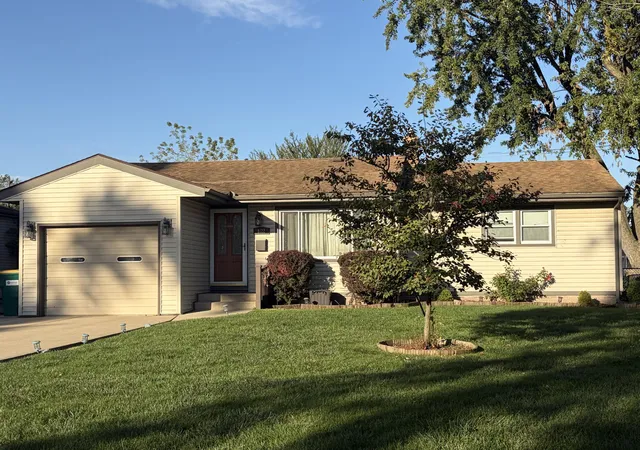 Single family home for sale at 8122 Kooy Dr, Munster, IN 46321 | MLS# 846742