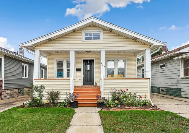 Photo 1 of Single family home for sale at 424 E 165th Street, Hammond, IN 46324 | MLS# 846935 | Listing updated on 2026-10-16