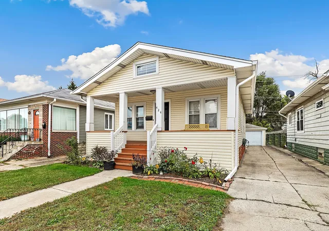 Photo 1 of Single family home for sale at 424 E 165th Street, Hammond, IN 46324 | MLS# 846935 | Listing updated on 2026-10-16