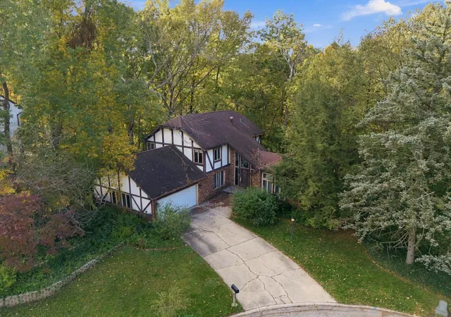Single family home for sale at 401 Shorewood Ct, Valparaiso, IN 46385 | MLS# 847283