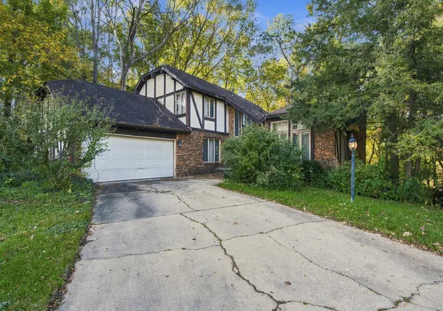 Photo 1 of Single family home for sale at 401 Shorewood Ct, Valparaiso, IN 46385 | MLS# 847283 | Listing updated on 2026-10-26