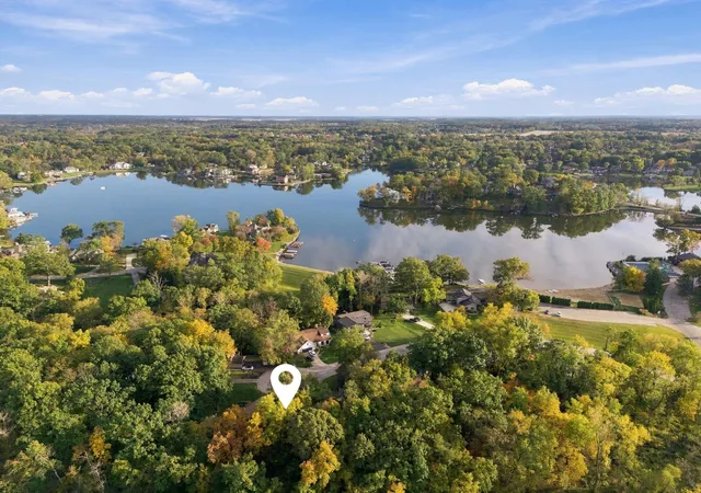 Photo 2 of Single family home for sale at 401 Shorewood Ct, Valparaiso, IN 46385 | MLS# 847283 | Listing updated on 2026-10-26