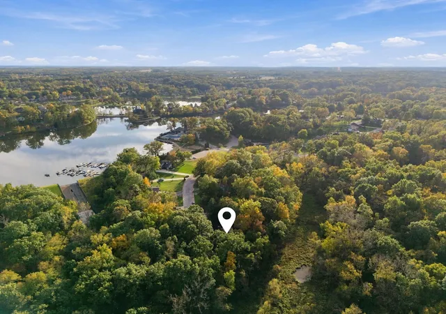Photo 3 of Single family home for sale at 401 Shorewood Ct, Valparaiso, IN 46385 | MLS# 847283 | Listing updated on 2026-10-26