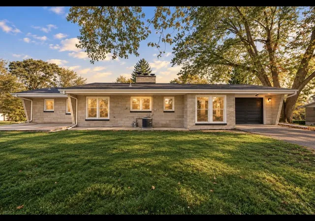 Single family home for sale at 1110 Edgewood Dr, Schererville, IN 46375 | MLS# 846905
