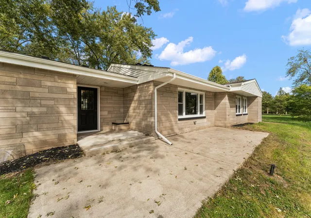 Photo 4 of Single family home for sale at 1110 Edgewood Dr, Schererville, IN 46375 | MLS# 846905 | Listing updated on 2026-10-27