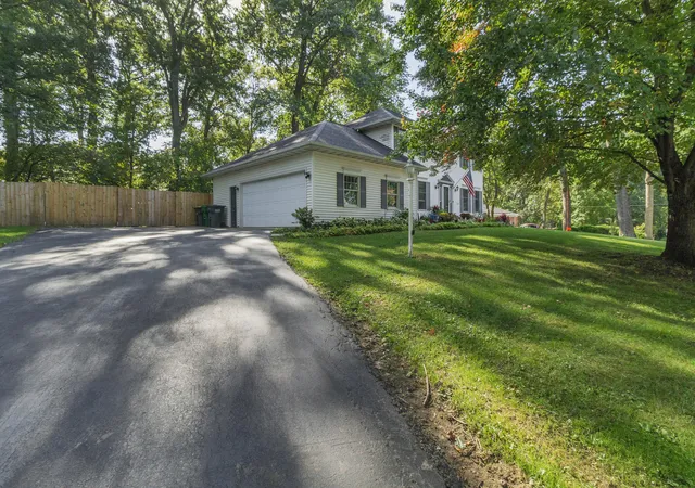 Photo 3 of Single family home for sale at 2204 Wynnewood Dr, Valparaiso, IN 46385 | MLS# 846888 | Listing updated on 2026-10-23