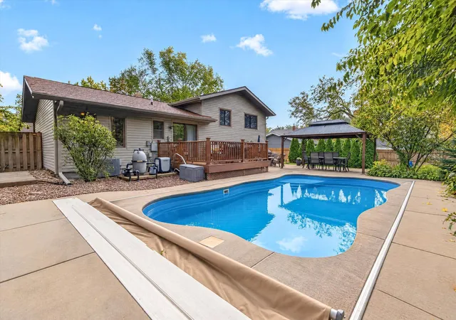 Photo 4 of Sale Pending at 9744 W Oakridge Dr, Saint John, IN 46373 | MLS# 846928 | Listing updated on 2026-10-19