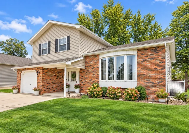 Photo 2 of Single family home for sale at 2477 E Lakeshore Dr, Crown Point, IN 46307 | MLS# 846882 | Listing updated on 2026-10-15