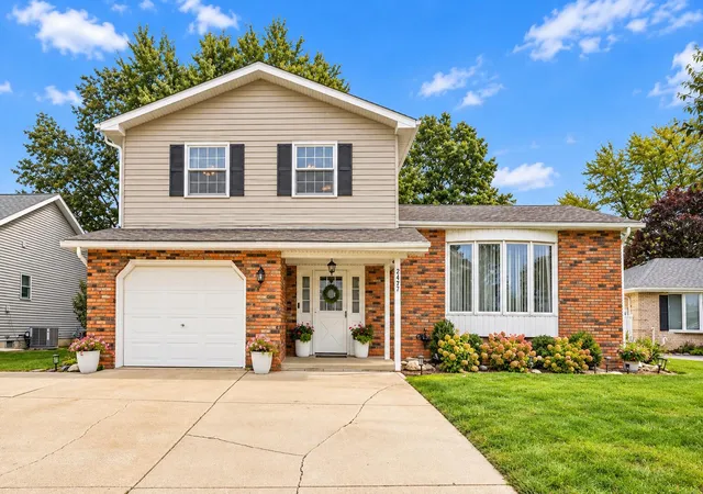 Photo 3 of Single family home for sale at 2477 E Lakeshore Dr, Crown Point, IN 46307 | MLS# 846882 | Listing updated on 2026-10-15