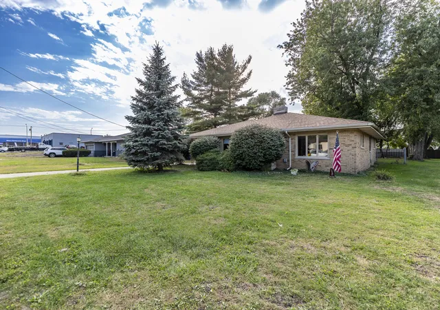 Photo 1 of Single family home for sale at 1642 Norwood Dr, Griffith, IN 46319 | MLS# 846884 | Listing updated on 2026-10-21
