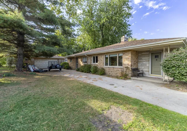 Photo 2 of Single family home for sale at 1642 Norwood Dr, Griffith, IN 46319 | MLS# 846884 | Listing updated on 2026-10-21
