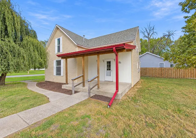 Photo 2 of Single family home for sale at 100 E Oak St, Rensselaer, IN 47978 | MLS# 846900 | Listing updated on 2026-10-15