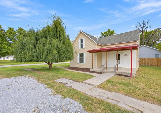 Photo 3 of Single family home for sale at 100 E Oak St, Rensselaer, IN 47978 | MLS# 846900 | Listing updated on 2026-10-15