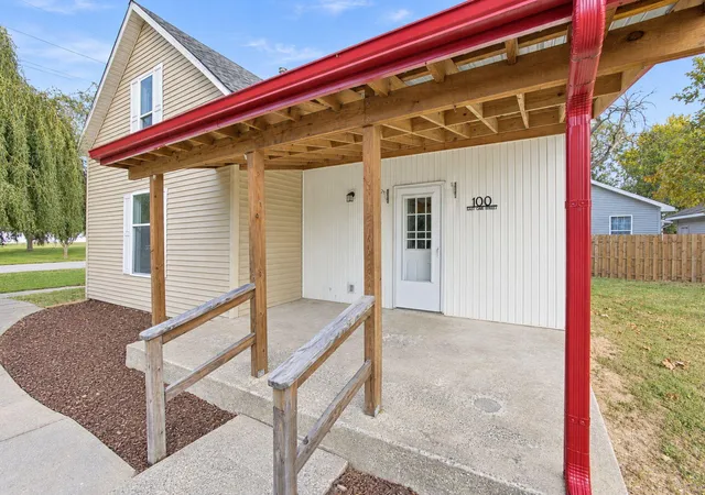 Photo 4 of Single family home for sale at 100 E Oak St, Rensselaer, IN 47978 | MLS# 846900 | Listing updated on 2026-10-15