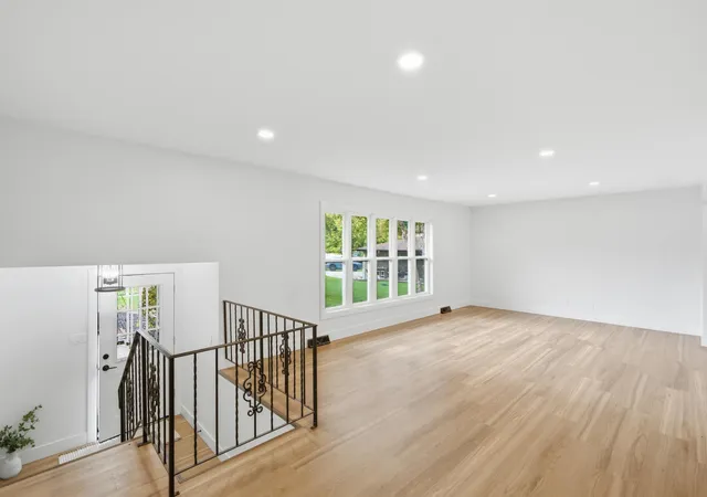 Photo 3 of Single family home for sale at 117 Vickroy Dr, Crown Point, IN 46307 | MLS# 847057 | Listing updated on 2026-10-22
