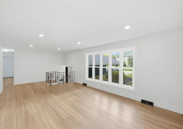 Photo 3 of Single family home for sale at 117 Vickroy Dr, Crown Point, IN 46307 | MLS# 847057 | Listing updated on 2026-10-22