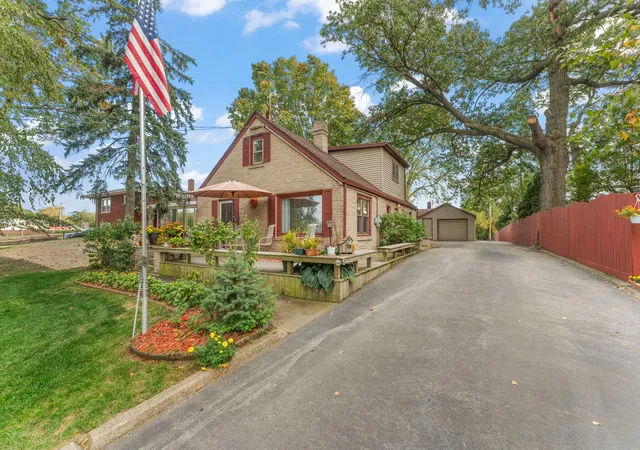 Photo 3 of Sale Pending at 3324 Ridge Rd, Highland, IN 46322 | MLS# 846993 | Listing updated on 2026-10-26