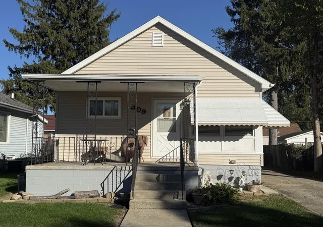 Single family home for sale at 809 Lake St, Hobart, IN 46342 | MLS# 847037