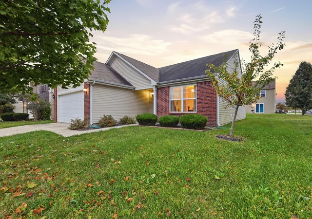 Photo 1 of Sale Pending at 11611 Ross Comn Dr, Indianapolis, IN 46229 | MLS# 847027 | Listing updated on 2026-10-30