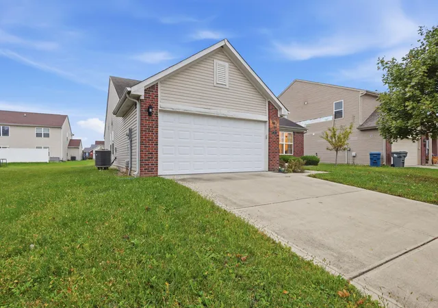 Photo 2 of Sale Pending at 11611 Ross Comn Dr, Indianapolis, IN 46229 | MLS# 847027 | Listing updated on 2026-10-30