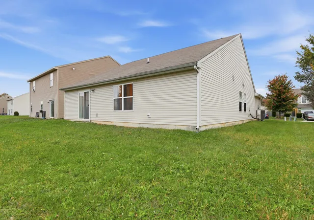 Photo 4 of Sale Pending at 11611 Ross Comn Dr, Indianapolis, IN 46229 | MLS# 847027 | Listing updated on 2026-10-30