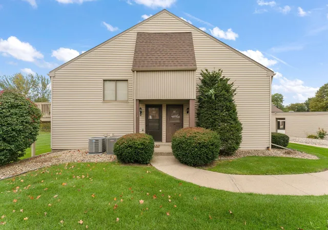 Condo for sale at 953 Millpond Rd N, Valparaiso, IN 46385 | MLS# 847087