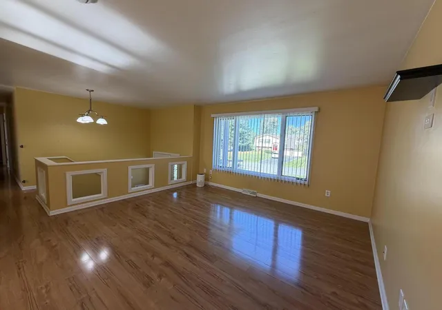 Photo 3 of Single family home for sale at 1215 Sunnyslope Dr, Crown Point, IN 46307 | MLS# 847168 | Listing updated on 2026-10-22