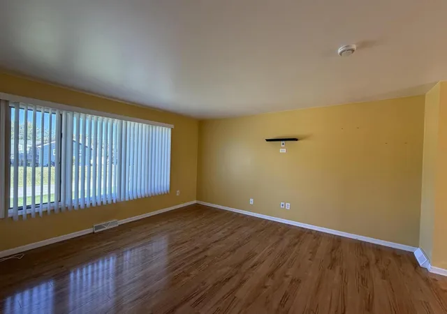 Photo 3 of Single family home for sale at 1215 Sunnyslope Dr, Crown Point, IN 46307 | MLS# 847168 | Listing updated on 2026-10-22