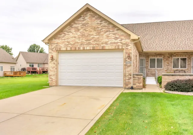 Photo 2 of Townhouse for sale at 10781 Spyglass Ct, Crown Point, IN 46307 | MLS# 847084 | Listing updated on 2026-10-20