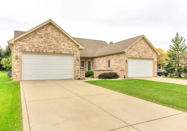 Photo 3 of Townhouse for sale at 10781 Spyglass Ct, Crown Point, IN 46307 | MLS# 847084 | Listing updated on 2026-10-20