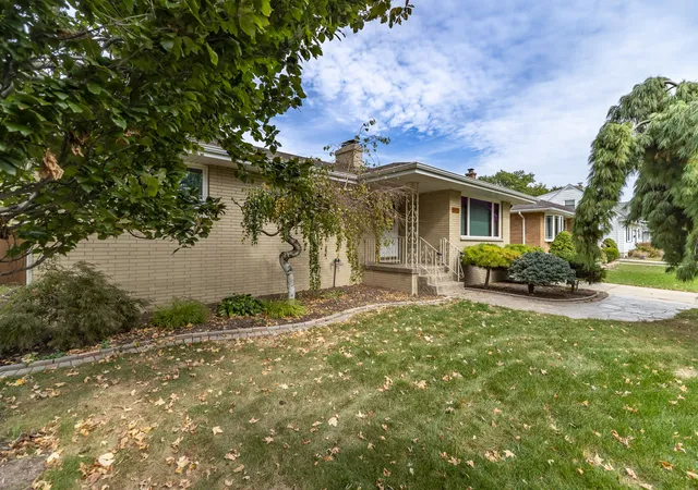 Photo 2 of Single family home for sale at 2441 Wicker Ave, Highland, IN 46322 | MLS# 847227 | Listing updated on 2026-10-22