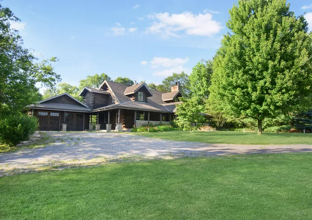 Photo 3 of Single family home for sale at 1040 Country Crk Ln, Chesterton, IN 46304 | MLS# 847372 | Listing updated on 2026-10-26