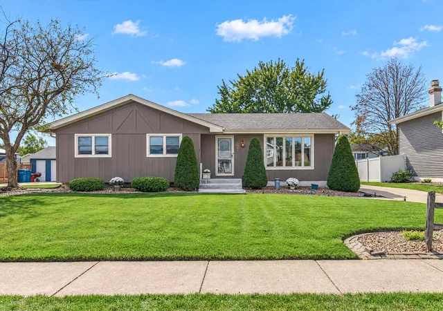 Photo 2 of Single family home for sale at 1005 Lancaster Ln, Dyer, IN 46311 | MLS# 847496 | Listing updated on 2026-10-28