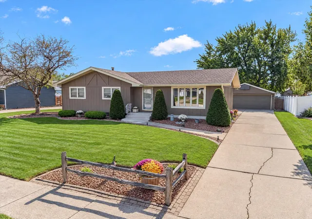 Photo 3 of Single family home for sale at 1005 Lancaster Ln, Dyer, IN 46311 | MLS# 847496 | Listing updated on 2026-10-28