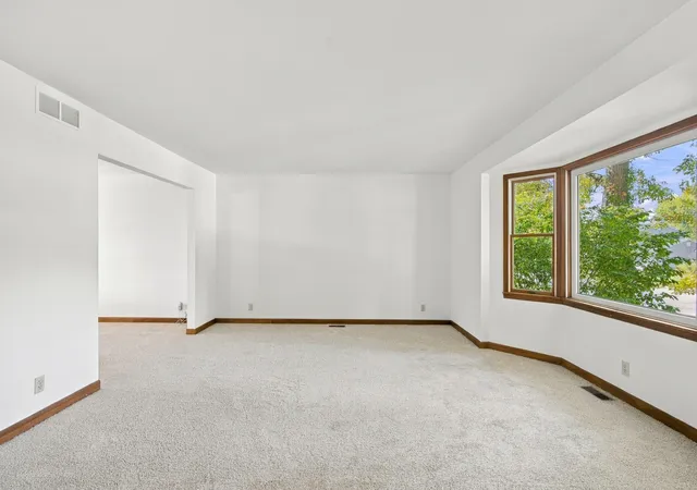 Photo 4 of Single family home for sale at 3906 Oak Grv Dr, Valparaiso, IN 46383 | MLS# 847302 | Listing updated on 2026-10-27